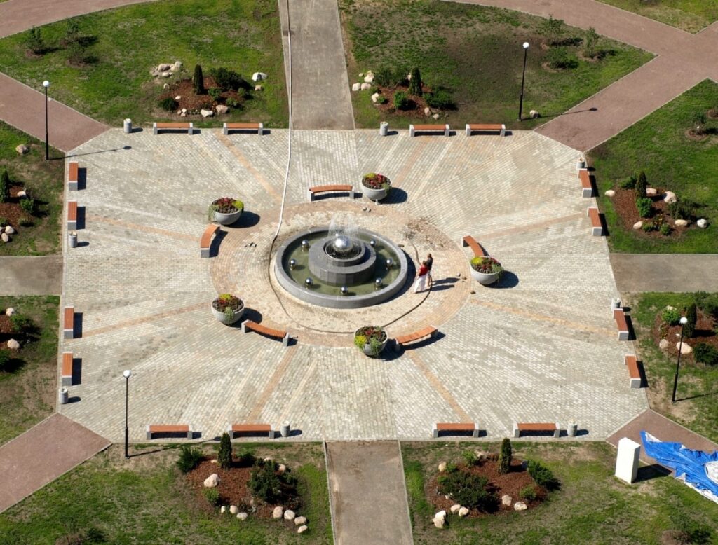 площадь с фонтаном чистое небо