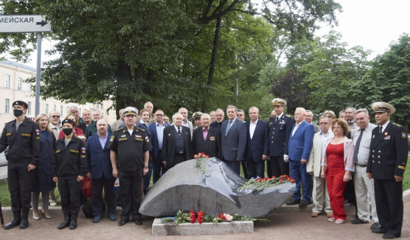 памятник пикулю спб