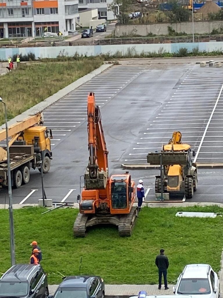 Петербургский застройщик по «праву сильного» решил возвести дом на месте  законной парковки и спровоцировал стычки с местными жителями — Вечерний  Питер. Новости Петербурга. Новости Спб. Новости Санкт-Петербурга