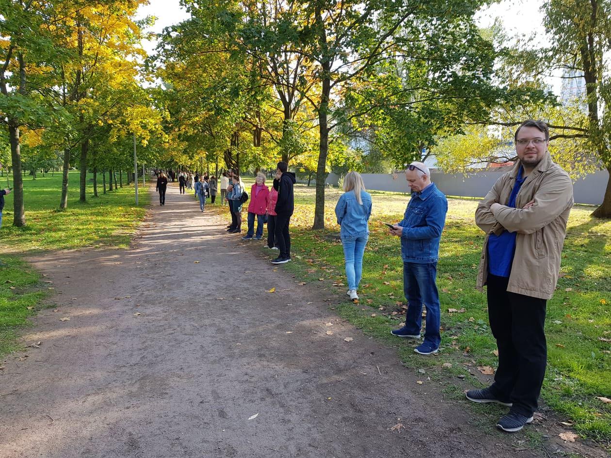 Петербуржцы "обняли" Пулковский парк в рамках акции против его застройки