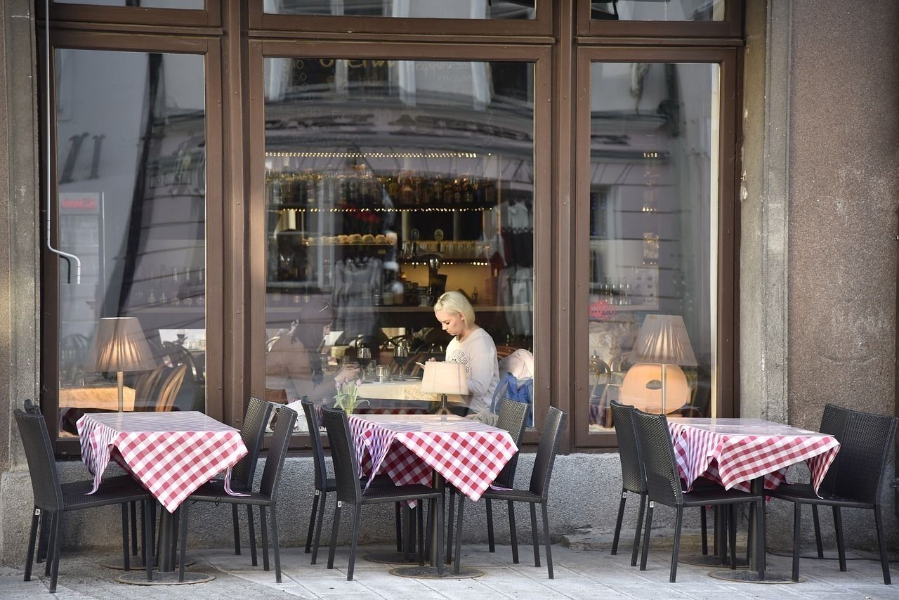 в какое время петербургские кафе могут устанавливать уличные столики