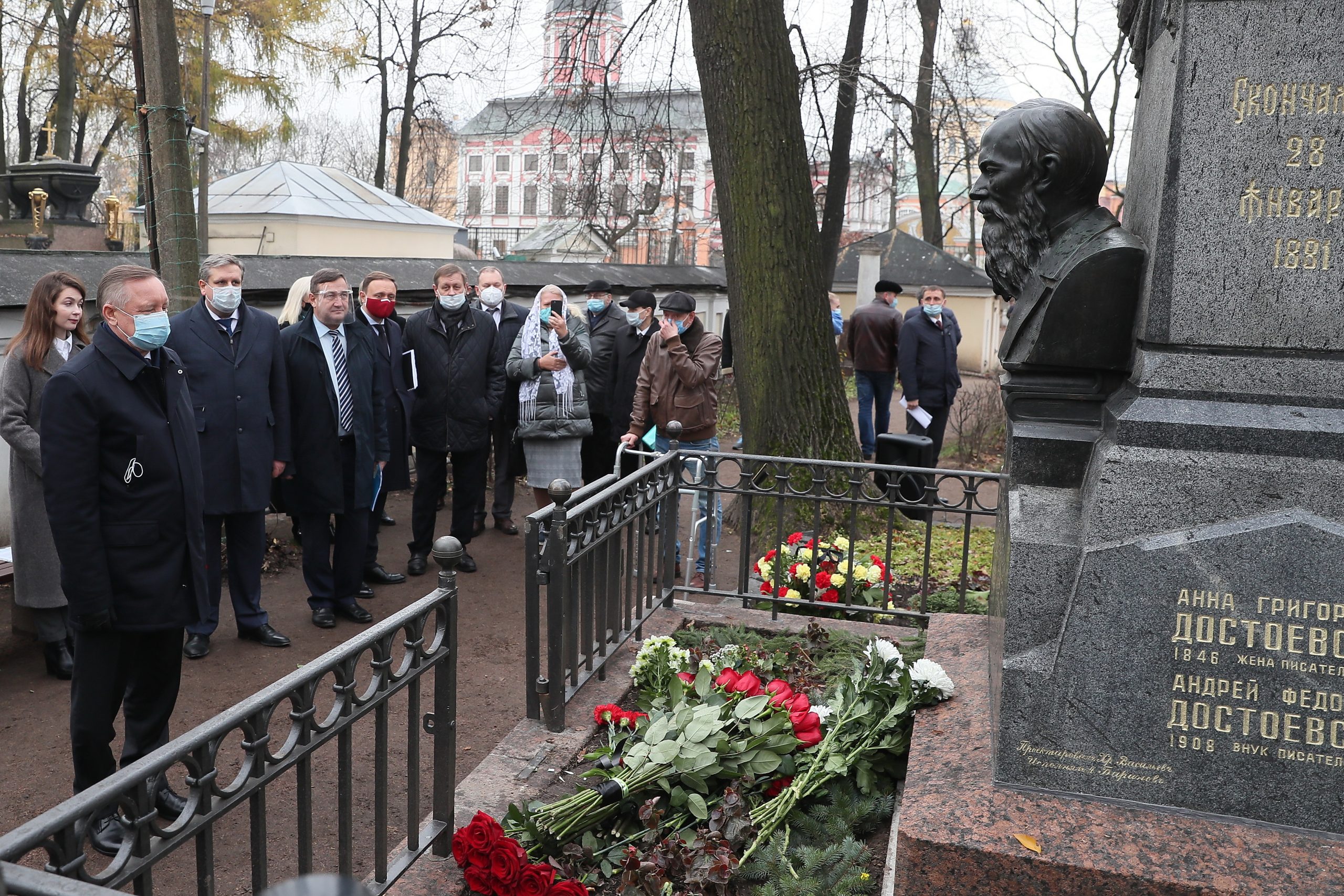 В Некрополе мастеров искусств Александро-Невской лавры открыли отреставрированный памятник на могиле Федора Достоевского