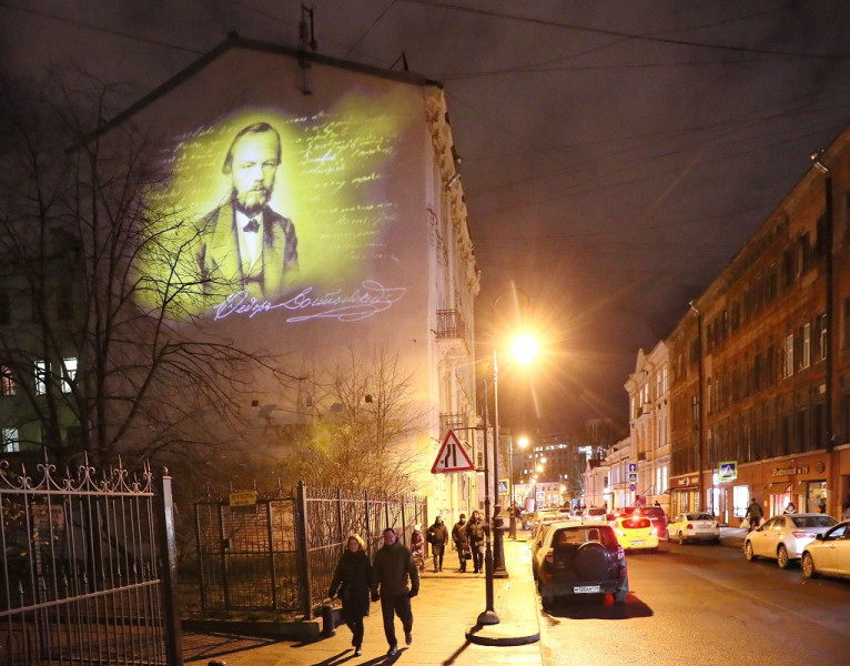 В Кузнечном переулке появилось световое граффити портрета Фёдора Достоевского