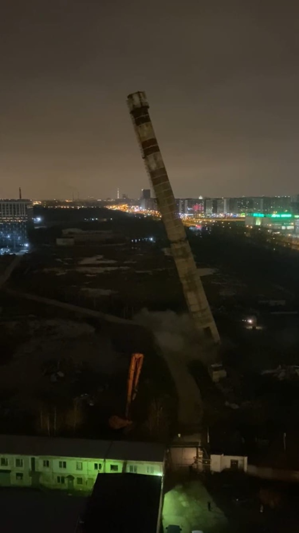 Огромная труба рухнула на Дальневосточном у ЖК "Цивилизация". Разбиты машины и двери парадных