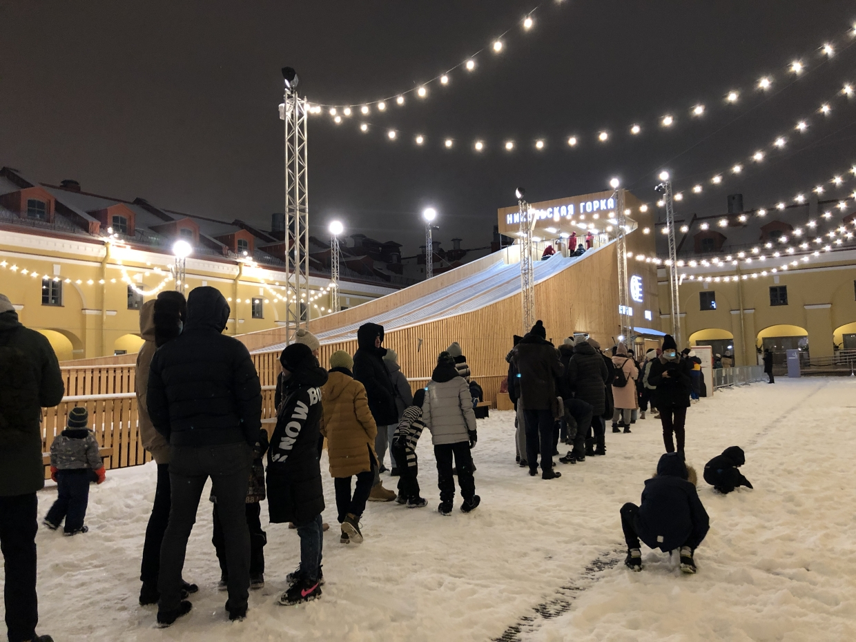 Каток гостиный двор. Никольские ряды Санкт-Петербург горка. Никольские горки СПБ. Никольские ряды Санкт-Петербург каток. Горка в Санкт-Петербурге Никольский ряды.