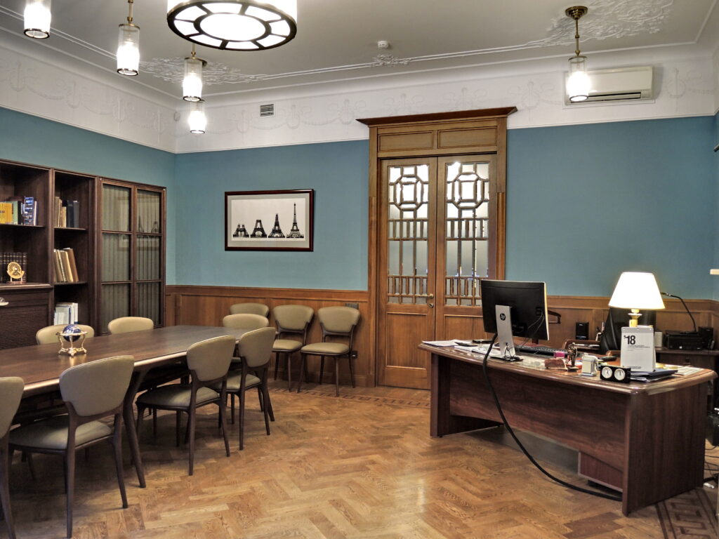 Кабинетная мебель, офис фирмы «Городисский и Партнеры»