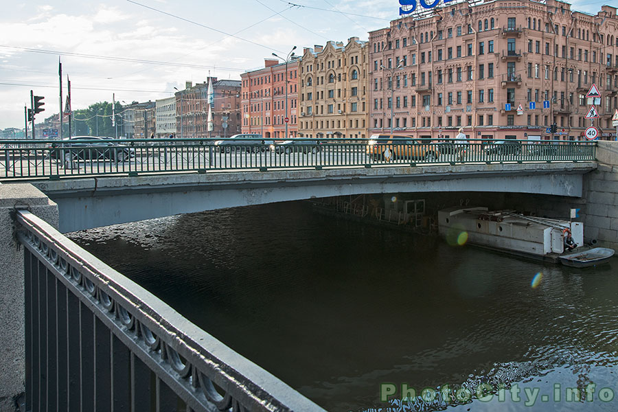 Петербуржцы просят власти сделать мост через Обводный канал безопасным