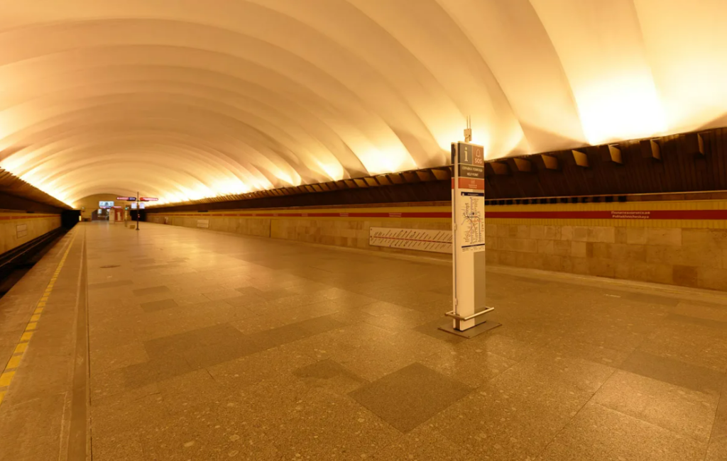станция метро политехническая санкт-петербург внизу