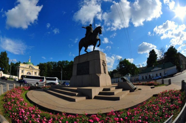 Памятник невскому в пскове фото